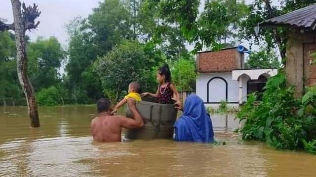 ফেনীর বন্যাদুর্গত মানুষদের বাঁচার আকুতি, বিদ্যুৎ না থাকায় ভোগান্তি চরমে